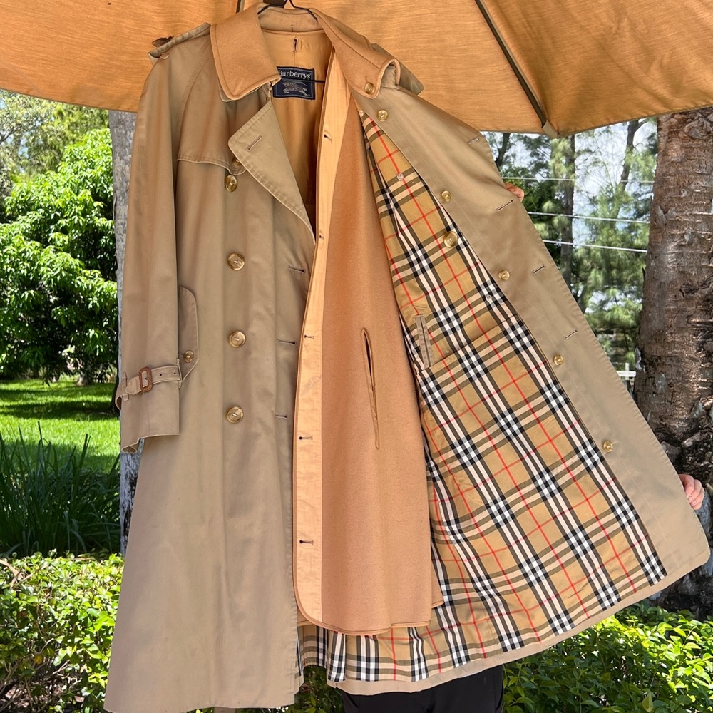 Classic Burberry Trench Coat. Size M-L